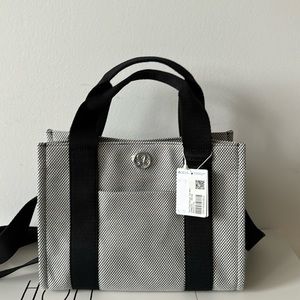 lululemon two tone canvas tote nwt 4.5 L Sold out online